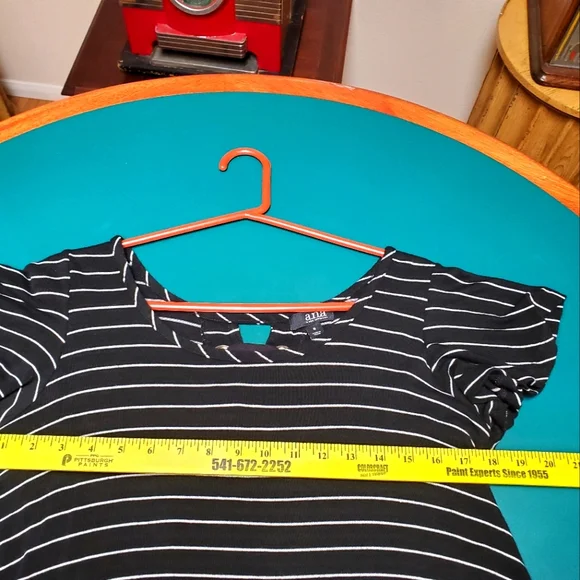 Woman's Casual Top - Picture 4 of 5